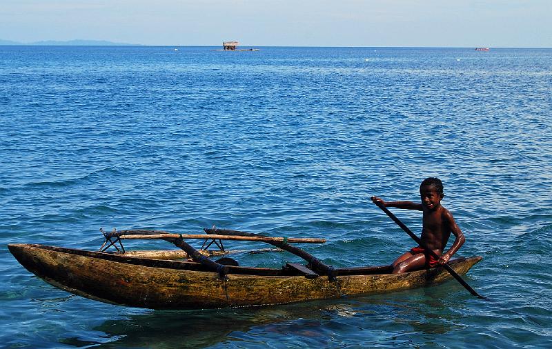 Papua1-70-Bicks.jpg - Boy paddling on a small canoe with outrigger, Amai beach, Depapre, Jayapura (2008)(Photo by Anne Bicks)