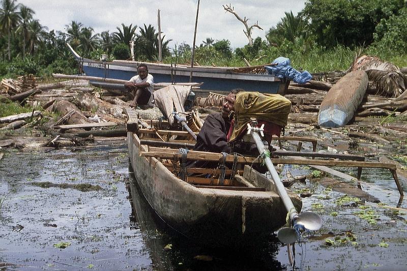 Papua1-71-Bicks.jpg - Boats at Mamberamo river (2008)(Photo by Anne Bicks)