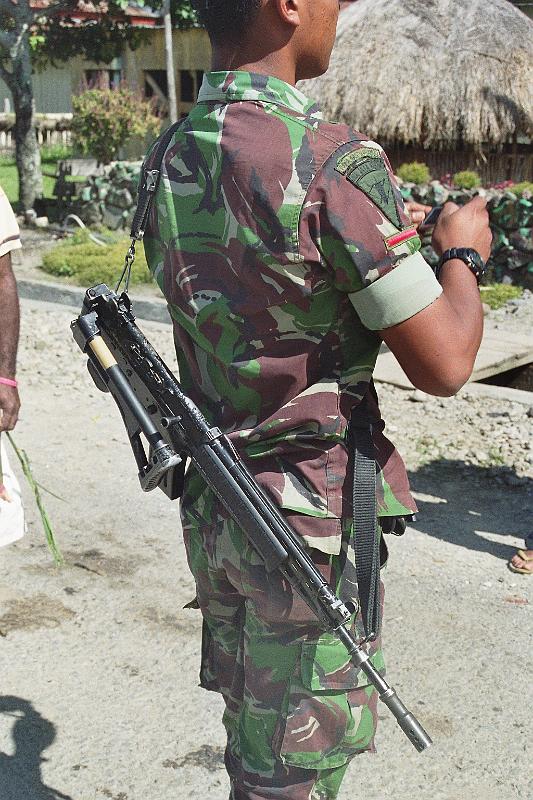 Papua1-78-Zoellner.JPG - Indonesian soldier: The Indonesian military is present all over the country, even in small villages; Kurima, Yahukimo regency (2008)(Photo by Siegfried Zöllner)