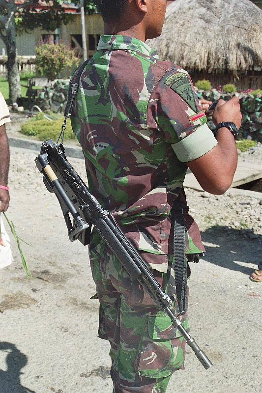 Papua1-78-Zoellner.JPG - Indonesian soldier: The Indonesian military is present all over the country, even in small villages; Kurima, Yahukimo regency (2008)(Photo by Siegfried Zöllner)