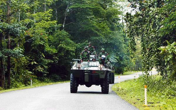 Papua1-79-Zoellner.jpg - Military tanks (Photo received via Siegfried Zöllner)