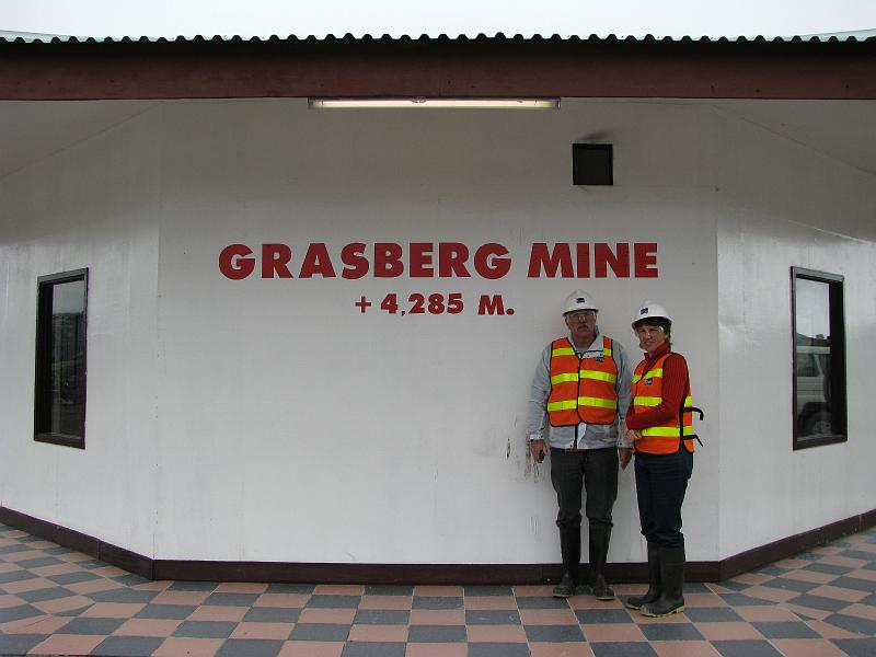 Papua2-01-Zoellner-2008.jpg - Visitors to the mine reached the highest point. The Grasberg mine is one of the largest copper and gold mines in the world and is run by the American Freeport-McMoRan mining company (Photo by Siegfried Zöllner)