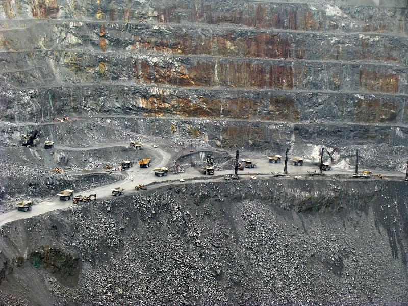 Papua2-05-Zoellner-2008.jpg - The mobile drilling towers are used to make deep holes. In these, explosives are planted. Up to four times a day new explosions enlarge the pit and create resource-rich rubble (Photo by Siegfried Zöllner)