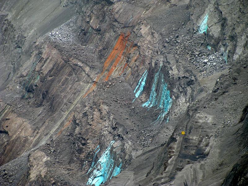 Papua2-06-Zoellner-2008.jpg - One can practically see the valuable minerals: The blue substance is copper ore washed out of the rock (Photo by Siegfried Zöllner)