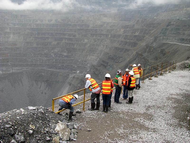 Papua2-07-Zoellner-2008.jpg - A group of VIP visitors at the brim of the pit. According to Freeport, the open pit mining will continue for another 5 years. Afterwards, underground mining can keep the Grasberg deposit profitable for 10 more years (Photo by Siegfried Zöllner)