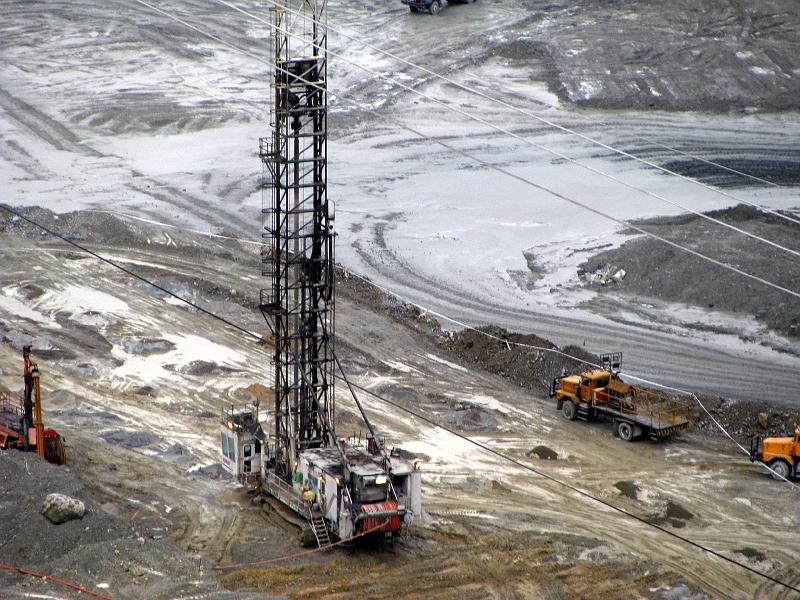 Papua2-08-Zoellner-2008.jpg - A drilling tower preparing holes for the next blast (Photo by Siegfried Zöllner)