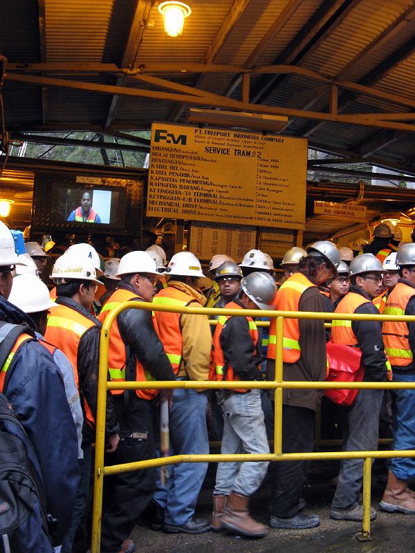 Papua2-10-Zoellner-2008.jpg - Workers stand in queue for the cable car to be transported from the ore mill one more kilometre upwards to the mine (Photo by Siegfried Zöllner)