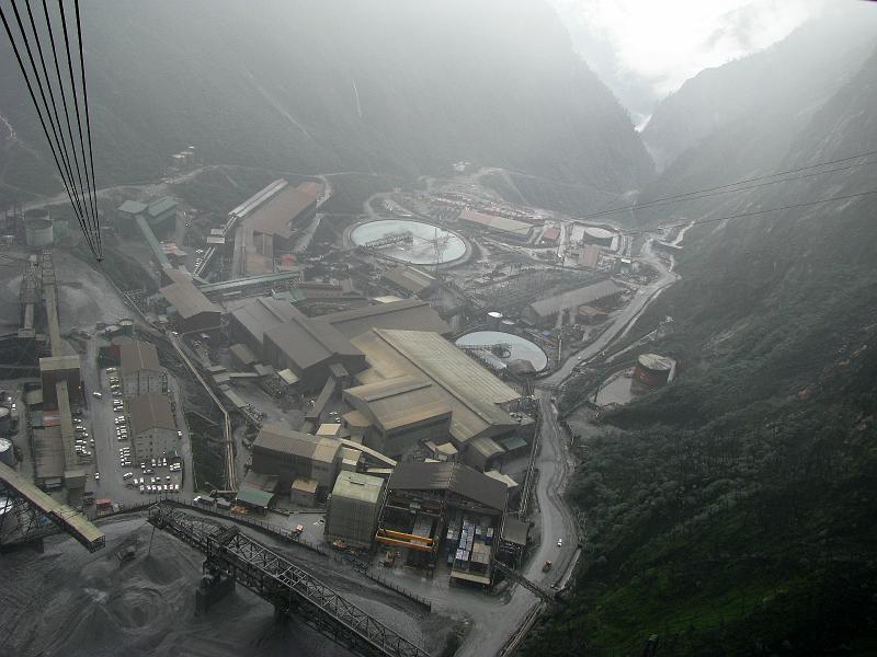 Papua2-13-Zoellner-2008.jpg - In the mill, the mined rubble is pulverised. Afterwards, chemicals are used to filter the valuable resources (Photo by Siegfried Zöllner)