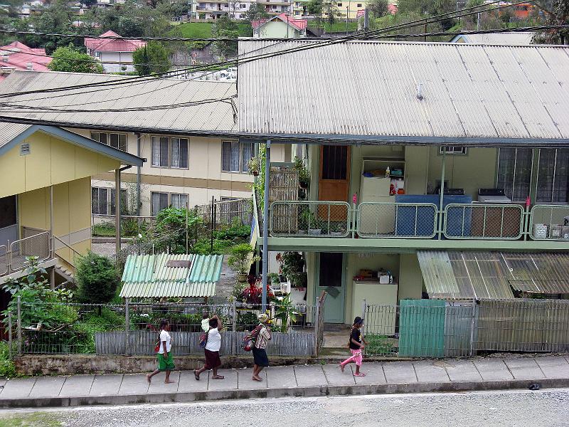 Papua2-15-Zoellner-2008.jpg - While most workers resides in Ridge Camp, a block of barracks near the mill and further up the mountains, the prefab buildings of  Tembagapura only house managers, mining engineers and other qualified staff (Photo by Siegfried Zöllner)