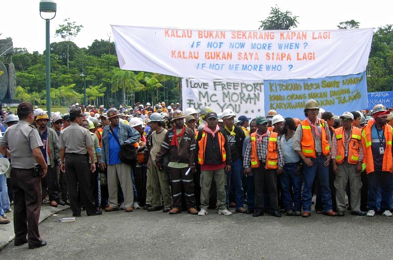 Papua2-16-Zoellner-2007.jpg - Workers on strike in Kuala Kencana, a town near the cost that houses the higher management of the Freeport mining project, April 2007 (Photo by Siegfried Zöllner)