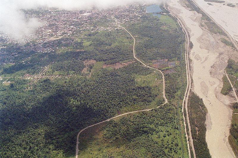 Papua2-18-Zoellner-2008.jpg - View upon the town of Timika. To the right, one can see the tailing deposit area. Dams were build to protect the city from being flooded by tailings (Photo by Siegfried Zöllner)