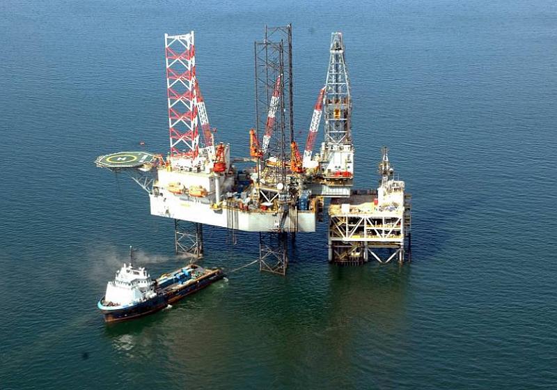 Papua2-22-BP-2008.jpg - One of the two offshore wellhead platforms that export the unprocessed gas via pipelines 22 kilometres to the liquid natural gas (LNG) plant onshore (Photo by BP)