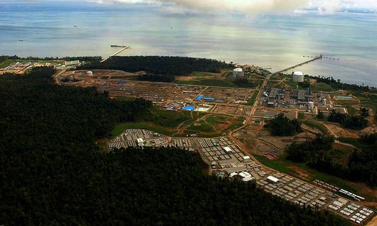 Papua2-25-BP-2008.jpg - A photo of the factory area where the gas is liquified, taken when it was still under construction (Photo by BP)