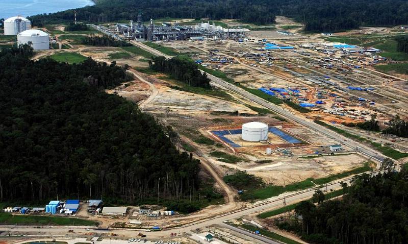 Papua2-26-BP-2008.jpg - The Tangguh LNG plant has a capacity to produce 7.6 million tonnes per year (Photo by BP)