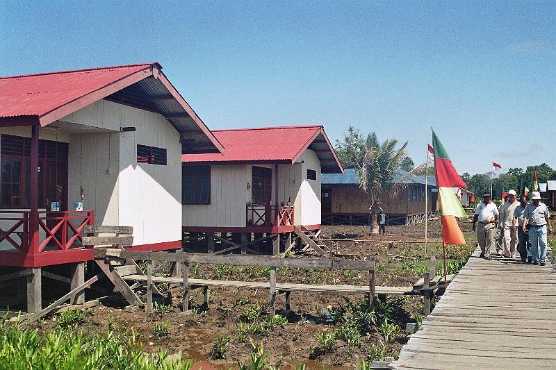 Papua2-28-Zoellner-2008.jpg - The village Weriagar. Tangguh has built new housing for teachers and a new school (left)(Photo by Siegfried Zöllner)