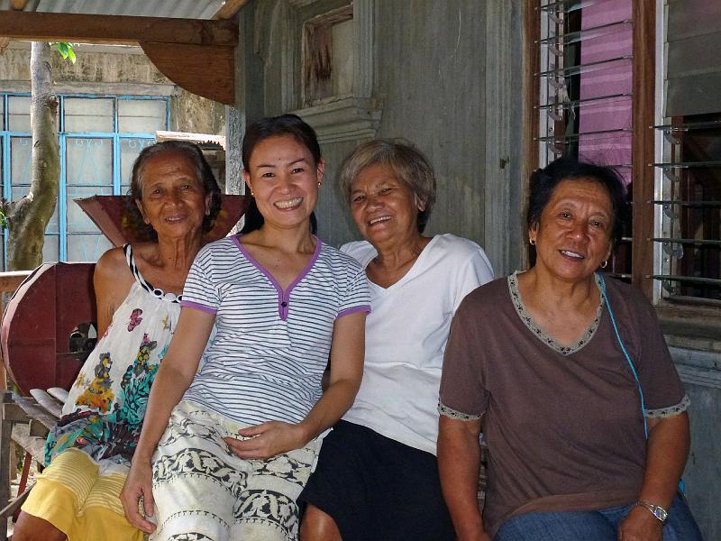 Philippines-18-Gantert-2012.jpg - Our hosts in the village Mapisla (Photo by Stephanie Gantert)
