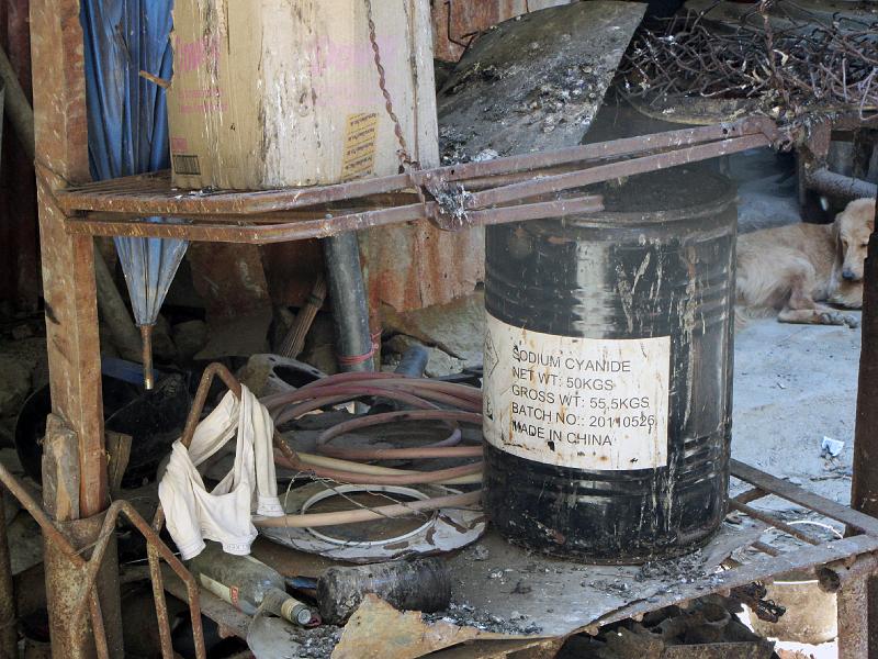 Philippines-60-Zabel-2012.jpg - Cyanide drum in Itogon (Photo by Dieter Zabel)