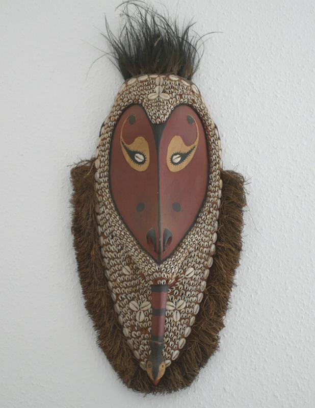 Seib-2010-Kunst-12-unknown.jpg - Wooden mask, Sepik river, unknown artist, Sepik 1996, w 68 × h 30 (Photo by Roland Seib)