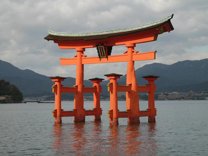 seib-2008-japan-01.JPG - Mija jima tori (gate), Hiroshima (© Roland Seib)