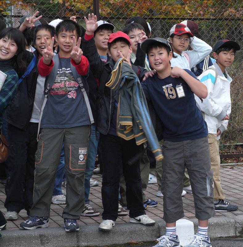seib-2008-japan-17.JPG - School group, Nikko (© Roland Seib)