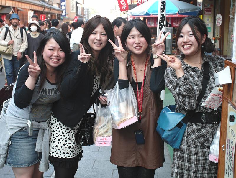 seib-2008-japan-39.JPG - Young women near the Ise shrine (© Roland Seib)