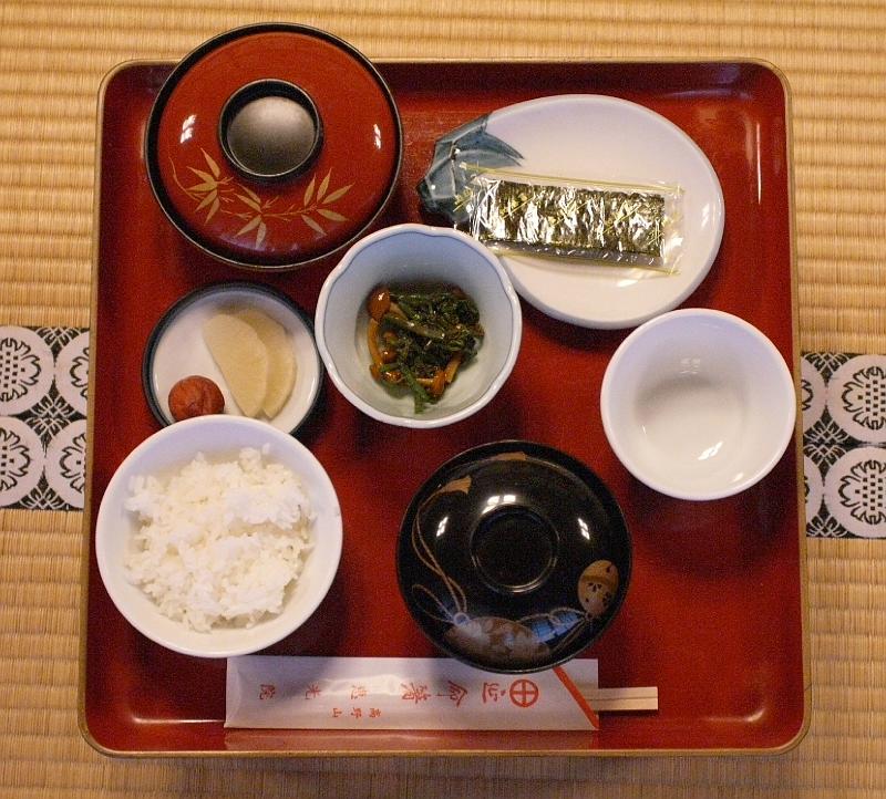 seib-2008-japan-47.JPG - Breakfest at the refectory (© Roland Seib)