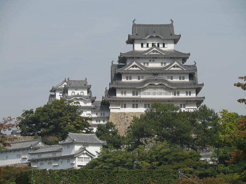 seib-2008-japan-59.JPG - Himeji is a castle complex located in Himeji in Hyōgo Prefecture. It is regarded as the finest surviving example of 17th century Japanese castle architecture. It comprises a network of 83 buildings with advanced defensive systems from the feudal period. It´s construction dates to 1333 (© Roland Seib)