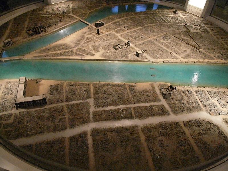 seib-2008-atomic-bombing-05.JPG - Hiroshima after the bombing, model courtesy of the Hiroshima Peace Memorial Museum (© Roland Seib)