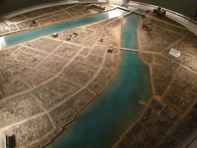seib-2008-atomic-bombing-06.JPG - Hiroshima after the bombing, model courtesy of the Hiroshima Peace Memorial Museum (© Roland Seib)