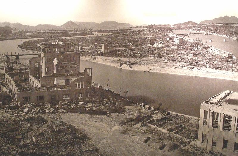 seib-2008-atomic-bombing-07.JPG - Hiroshima after the bombing, photo courtesy of the Hiroshima Peace Memorial Museum (© Roland Seib)