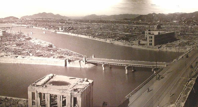 seib-2008-atomic-bombing-08.JPG - Hiroshima after the bombing, photo courtesy of the Hiroshima Peace Memorial Museum (© Roland Seib)