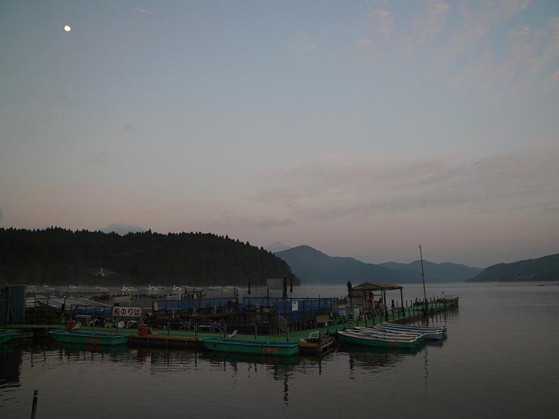 Fuji-12-Seib-2008.JPG - Lake Ashino-ko, Hakone before sunrise (Photo by Roland Seib)