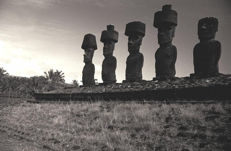 Rapanui-01a-Seib-2000.jpg - Ahu Naunau, Anakena Beach (© Roland Seib)