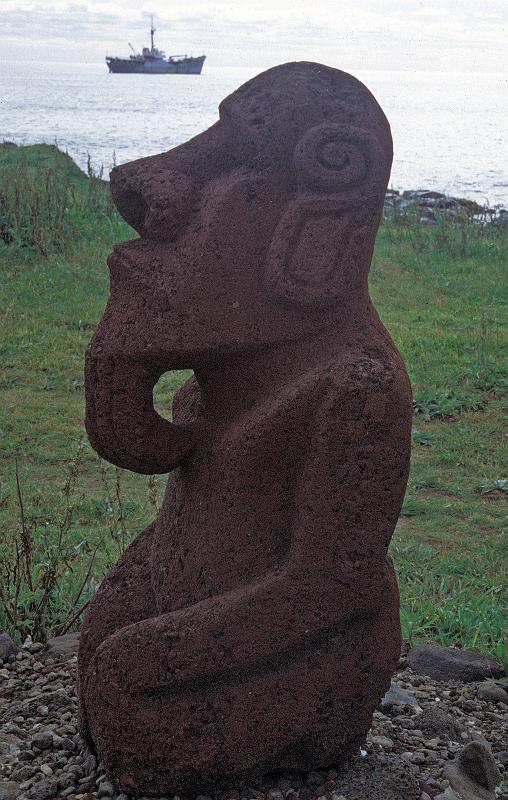 Rapanui-06-Seib-2000.jpg - Near harbour town (© Roland Seib)
