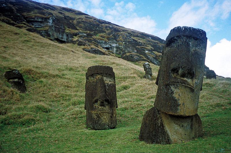Rapanui-11a-Seib-2000.jpg - Moai (© Roland Seib)