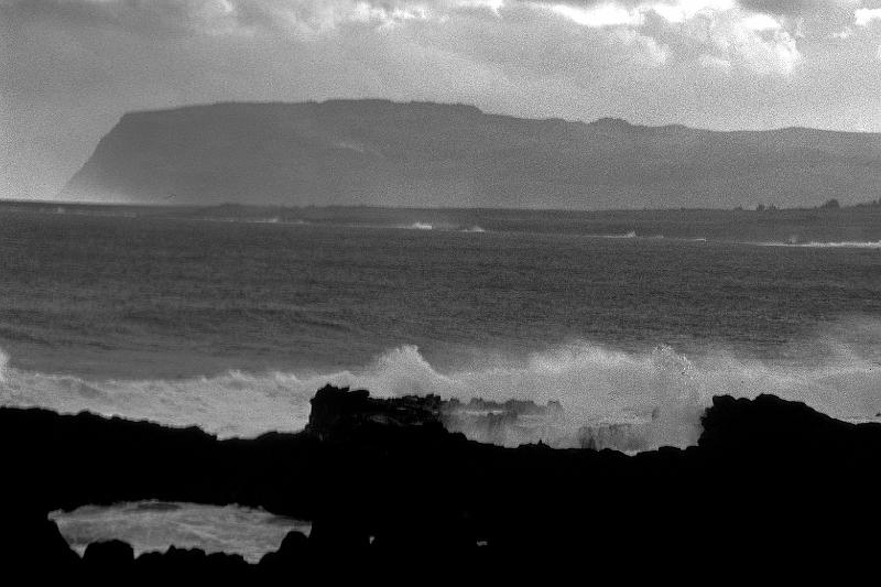 Rapanui-12-Seib-2000.jpg - South coast (© Roland Seib)