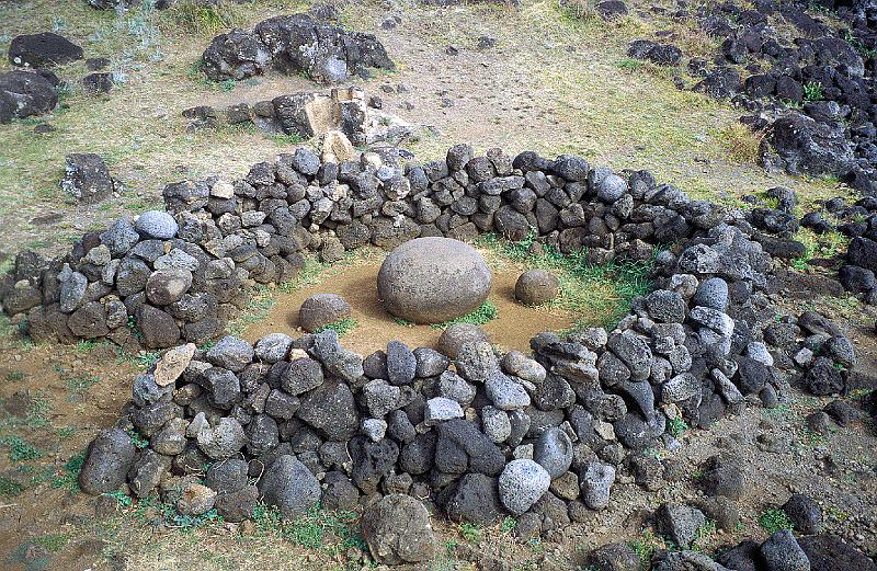 Rapanui-13-Dittrich-2000.jpg - Te Pito o te Henua, "navel of the world" - La Pérouse Bay (© Gudrun Dittrich)