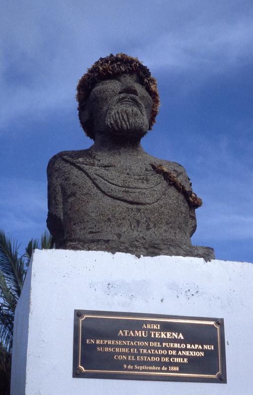 Rapanui-15-Seib-2000.jpg - King Atamu Tekena; on behalf of the rapa nui people, sign the treaty of union with the state of chile; statue in Hanga Roa (© Roland Seib)