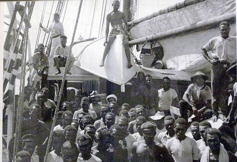 Samoa-28-Seib-2011.jpg - Indentured Labourers of the DHPG. At the beginning of their journey back home to the Bismarck Archipelago on the ship in Apia Harbour (DHPG stands for “Deutsche Handels- und Plantagengesellschaft – German Trade and Plantation Company”), photographer: Otto Tetens 1902-1905 (source photo and explanation: Museum of Samoa, Apia)(Photo by Roland Seib)