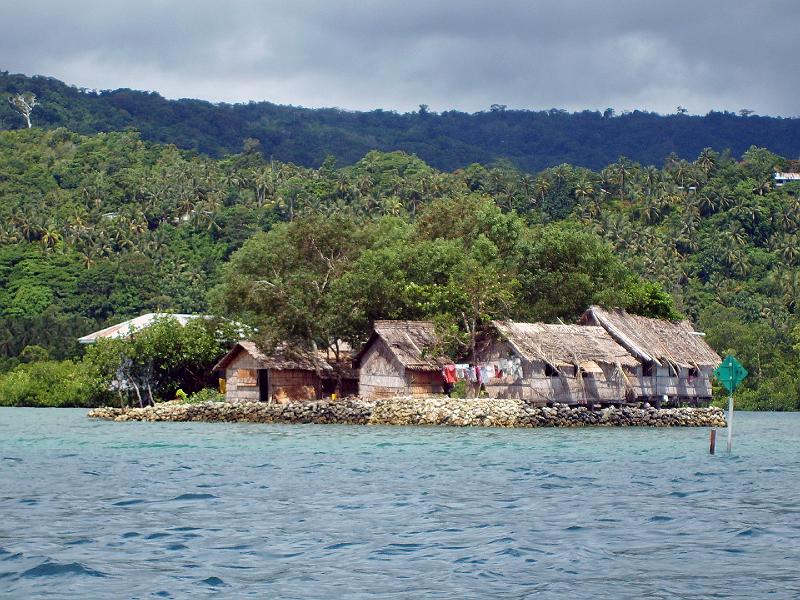 Solomons-03-Feldmann-2006.JPG - Artificial island near Auki, Malaita province (© Martin Feldmann)