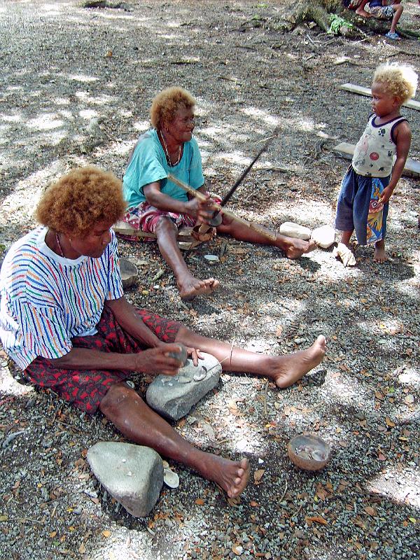 Solomons-05-Feldmann-2006.JPG - Shell money producers (© Martin Feldmann)