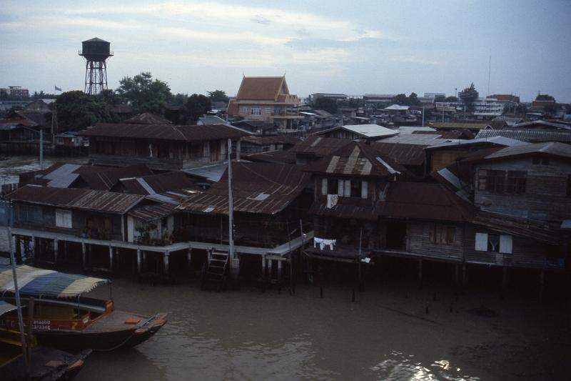 Thailand-11-Seib-1986.jpg - Bangkokuoi Canal (klong) with floating residents (photo by Roland Seib)
