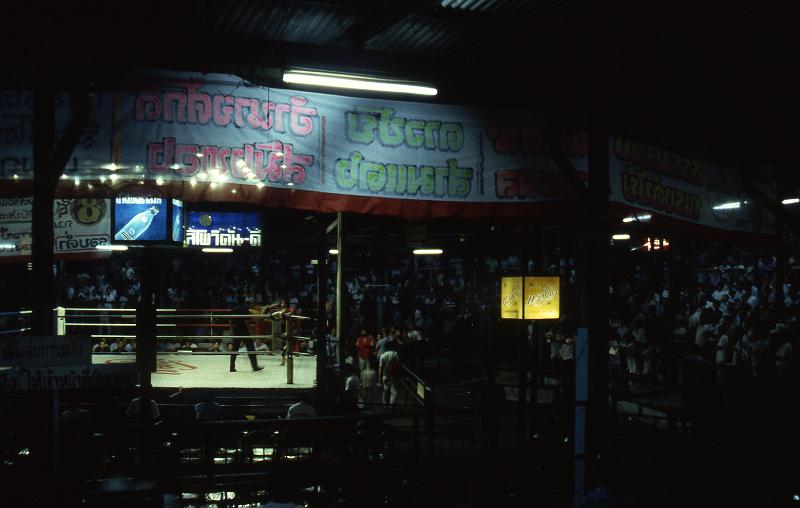 Thailand-16-Seib-1986.jpg - Muay Thai (Thai boxing), Lumpinee Boxing Stadium, Bangkok (photo by Roland Seib)