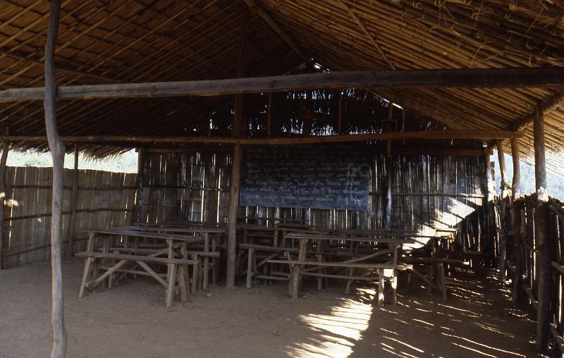 Thailand-34-Seib-1986.jpg - Village school (photo by Roland Seib)