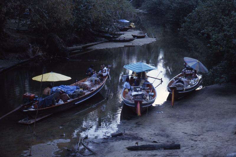 Thailand-47-Seib-1986.jpg - From Chiang Rae on the Kok River towards Chiang Mae (Thadon) in the company of armed military personnel (photo by Roland Seib)