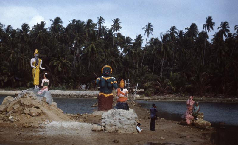 Thailand-68-Seib-1986.jpg - Religious sculptures (photo by Roland Seib)
