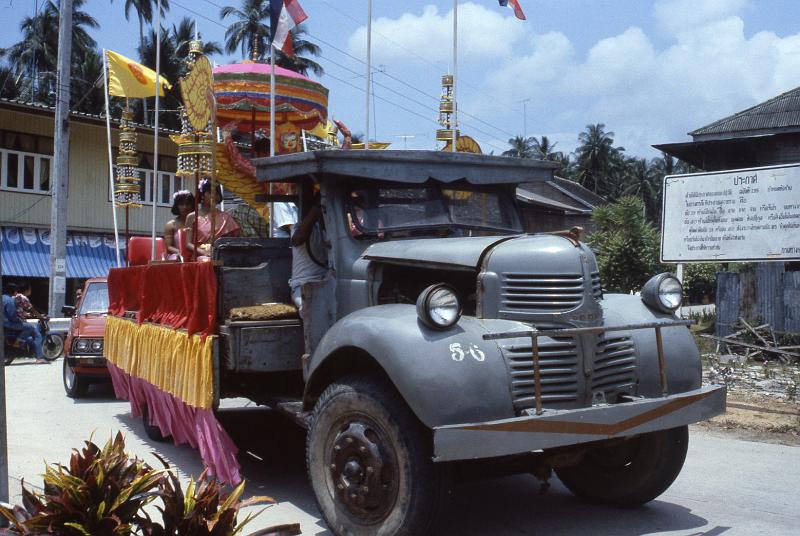 Thailand-69-Seib-1986.jpg - Buddhist procession on the island (photo by Roland Seib)