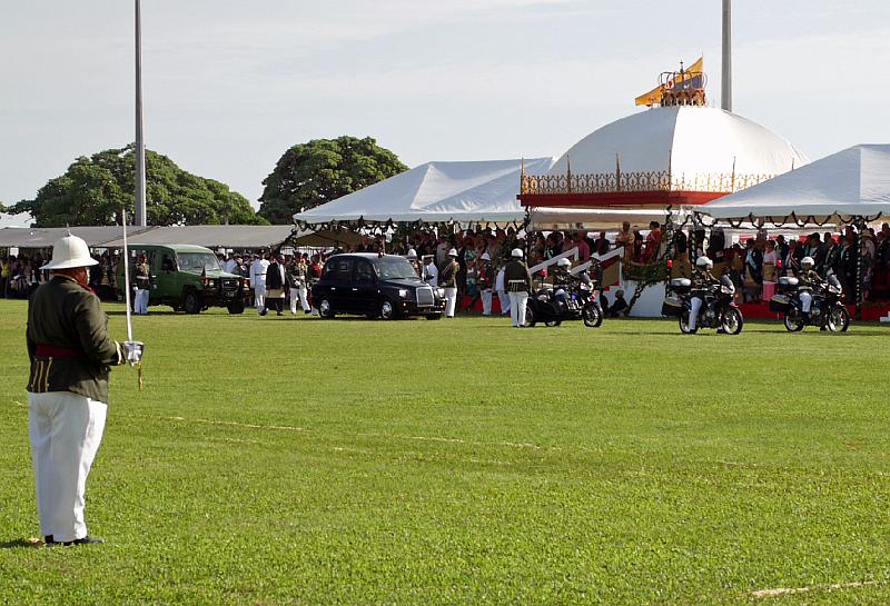 Tonga-09-Seib-2011.jpg - Arrival of the king (Photo by Roland Seib).