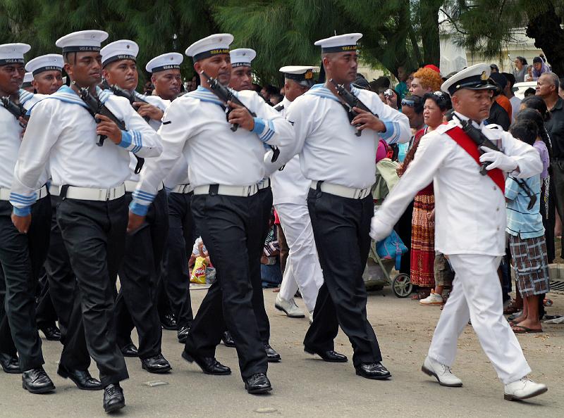 Tonga-12-Seib-2011.jpg - Departure of the Royal Navy (Photo by Roland Seib).