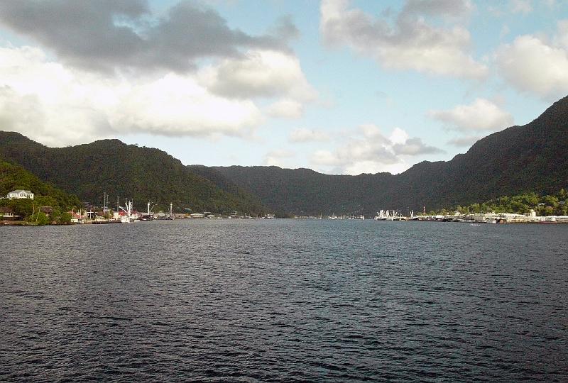 USsamoa-07-Seib-2011.jpg - Arrival at Pago Pago harbour (Photo by Roland Seib)